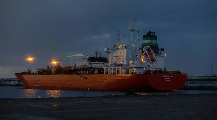 First Oil Shipment Reaches Pakistan via Strait of Hormuz Amid Crisis