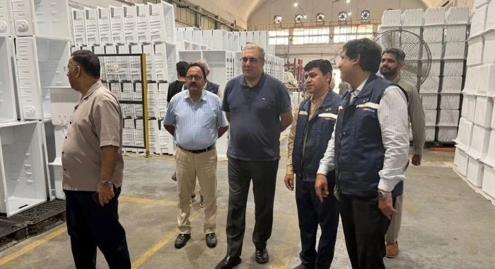 Federal Climate Secretary Awais Manzur Sumra and officials tour Dawlance’s Karachi manufacturing facility to review sustainable and ozone-safe refrigerator production.